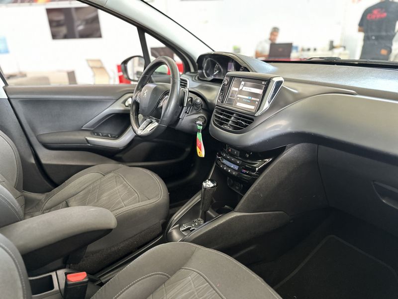 Peugeot 208 Griffe 1.6 16V 2013/2014 CIRNE AUTOMÓVEIS SANTA MARIA / Carros no Vale