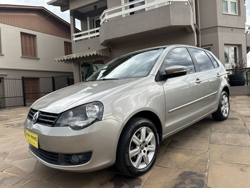 VOLKSWAGEN Polo 1.6 Mi/S.Ouro Mi Tot 8V 2012/2013 ATUAL VEÍCULOS VISTA ALEGRE DO PRATA / Carros no Vale