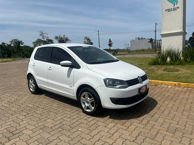 VOLKSWAGEN FOX 1.6 MI 8V TOTAL FLEX 2013/2014 NEURI VEÍCULOS LAJEADO / Carros no Vale