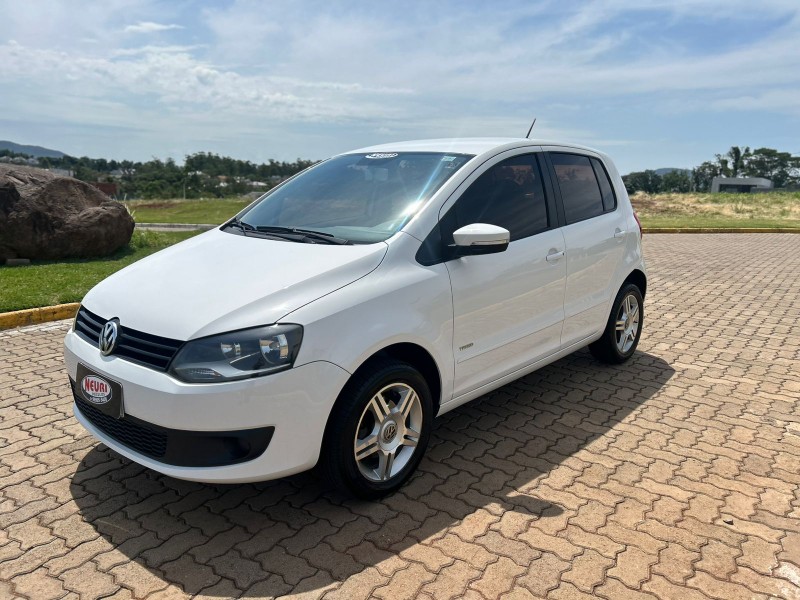 VOLKSWAGEN FOX 1.6 MI 8V TOTAL FLEX 2013/2014 NEURI VEÍCULOS LAJEADO / Carros no Vale