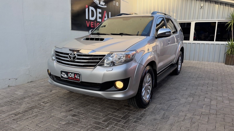 TOYOTA SW4 SRV 4X4 3.0 TURBO INTERCOOLER 16V /2015 IDEAL VEÍCULOS LAJEADO / Carros no Vale