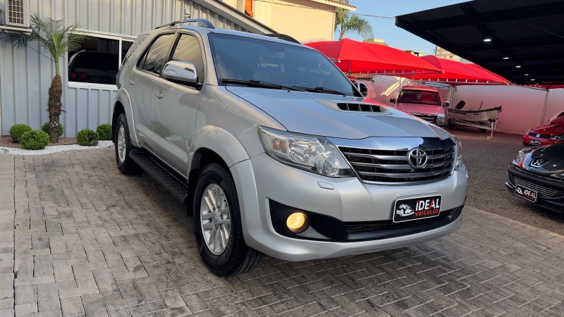 TOYOTA SW4 SRV 4X4 3.0 TURBO INTERCOOLER 16V /2015 IDEAL VEÍCULOS LAJEADO / Carros no Vale