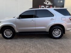 TOYOTA SW4 SRV 4X4 3.0 TURBO INTERCOOLER 16V /2015 IDEAL VEÍCULOS LAJEADO / Carros no Vale