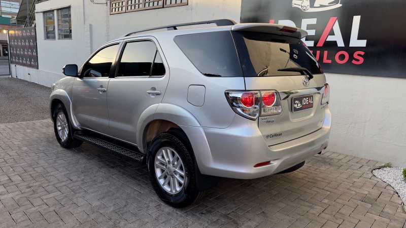 TOYOTA SW4 SRV 4X4 3.0 TURBO INTERCOOLER 16V /2015 IDEAL VEÍCULOS LAJEADO / Carros no Vale