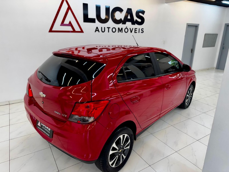 CHEVROLET ONIX LTZ 1.4 2015/2015 LUCAS AUTOMÓVEIS BOM RETIRO DO SUL / Carros no Vale