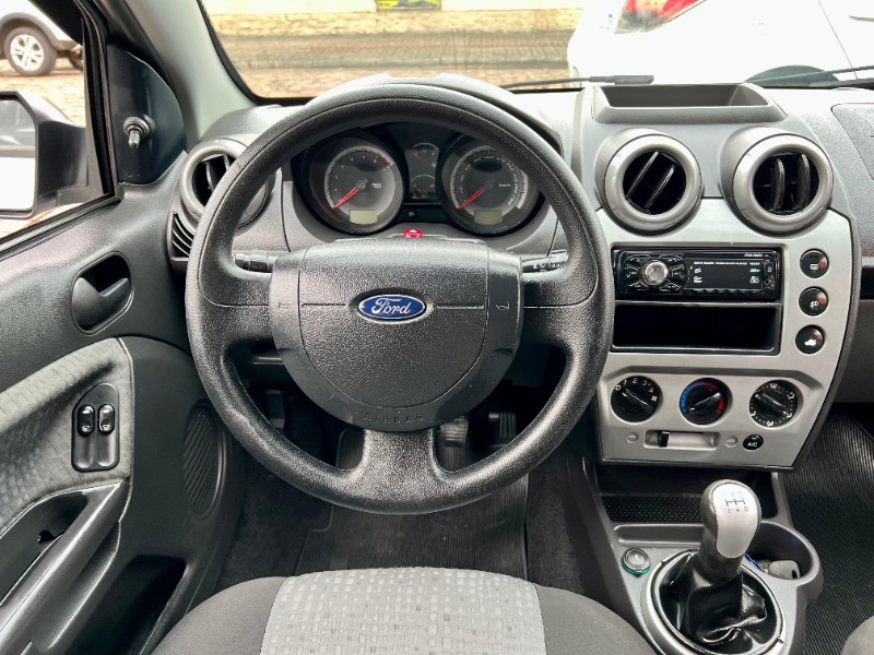 FORD FIESTA SEDAN SE 1.6 8V 2013/2014 AR MULTIMARCAS VENÂNCIO AIRES / Carros no Vale