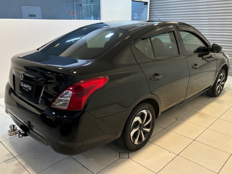 NISSAN VERSA 1.6 16V S 2016/2017 DUARTE VEÍCULOS PORTO ALEGRE / Carros no Vale