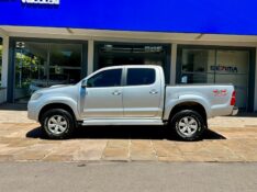 TOYOTA HILUX SRV 3.0 4X4 2013/2013 SÉTIMA VEÍCULOS GUAPORÉ / Carros no Vale