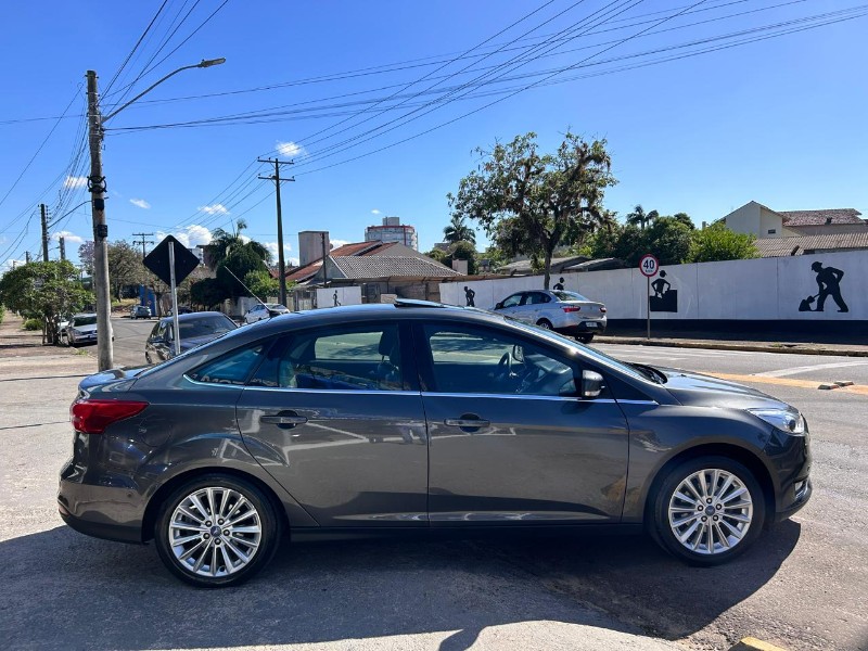 FORD FOCUS SEDAN TITANIUM PLUS 2.0 2016/2016 LS MULTIMARCAS VENÂNCIO AIRES / Carros no Vale