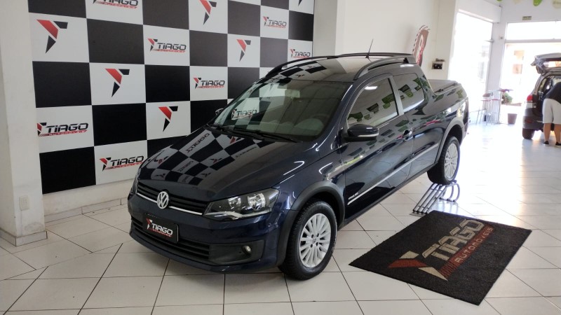 VOLKSWAGEN SAVEIRO 1.6 MSI HIGHLINE CD 8V 2015/2015 TIAGO AUTOMÓVEIS VENÂNCIO AIRES / Carros no Vale