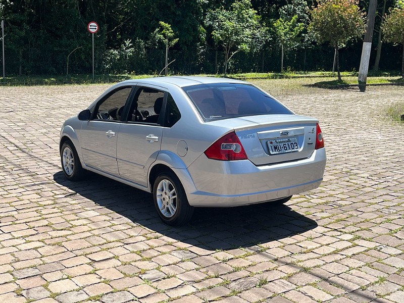 FORD FIESTA SEDAN 1.6 8V FLEX 2006/2006 BOSCO AUTOMÓVEIS GUAPORÉ / Carros no Vale