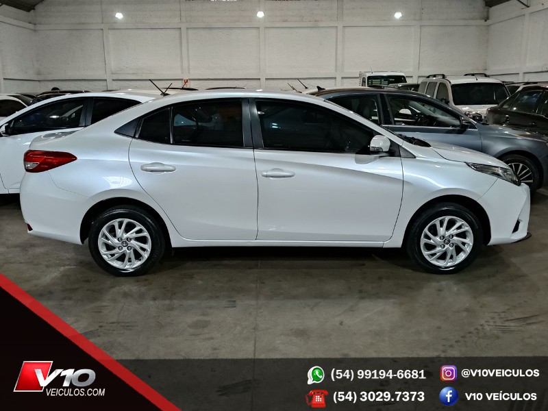 TOYOTA YARIS XS SEDAN 1.5 FLEX 16V 4P AUT. 2022/2023 V10 VEÍCULOS CAXIAS DO SUL / Carros no Vale