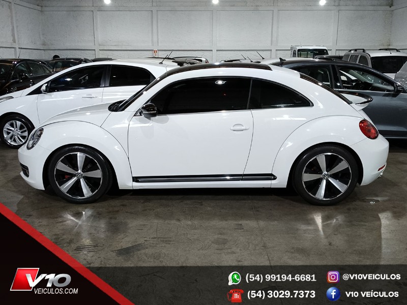 VOLKSWAGEN FUSCA TSI 2.0 2013/2014 V10 VEÍCULOS CAXIAS DO SUL / Carros no Vale