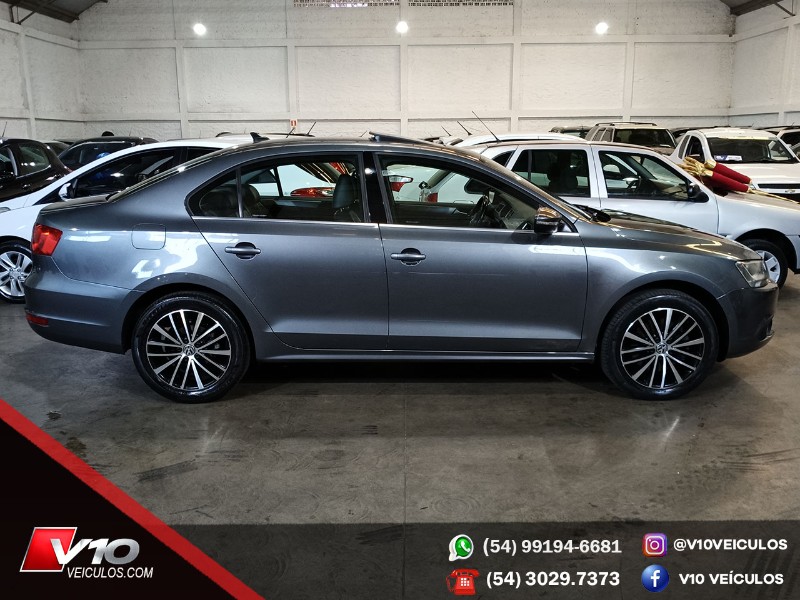 VOLKSWAGEN JETTA 2.0 TSI HIGHLINE 211CV GASOLINA 4P DSG 2014/2014 V10 VEÍCULOS CAXIAS DO SUL / Carros no Vale