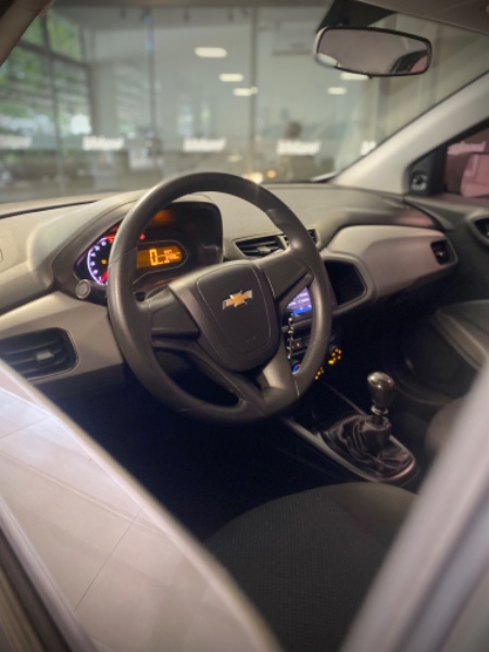 CHEVROLET ONIX 1.0 JOY 8V FLEX 4P MANUAL 2018/2018 MALAGGI VEÍCULOS ENCANTADO / Carros no Vale