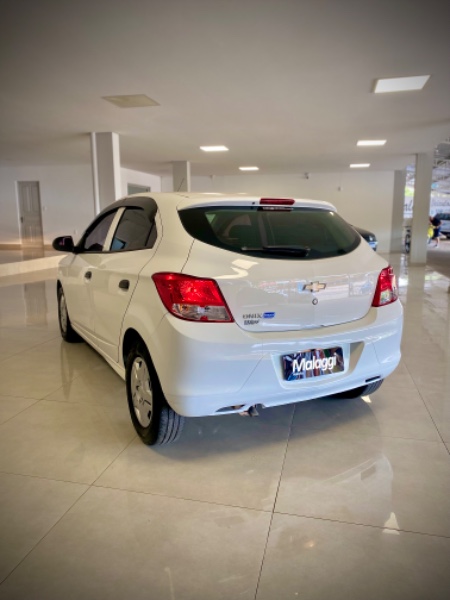 CHEVROLET ONIX 1.0 JOY 8V FLEX 4P MANUAL 2018/2018 MALAGGI VEÍCULOS ENCANTADO / Carros no Vale