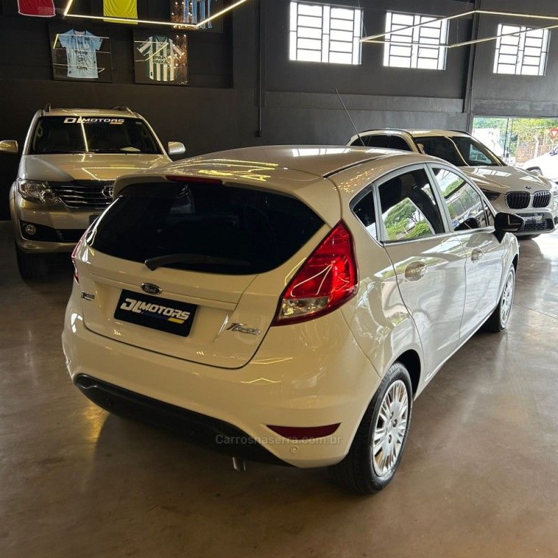 FORD FIESTA 1.6 SE HATCH 16V 2019/2019 DL MOTORS LAJEADO / Carros no Vale