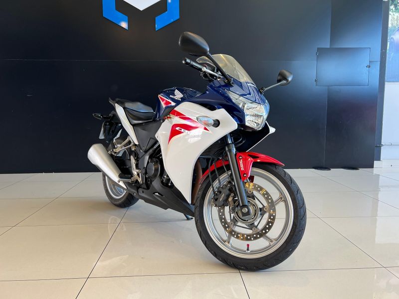 Honda CBR 250 250R 2012/2012 CONCEPT MOTORS PASSO FUNDO / Carros no Vale