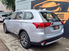 Mitsubishi OUTLANDER 2.0 16V 160cv 2016/2017 VALE AUTOMÓVEIS LAJEADO / Carros no Vale