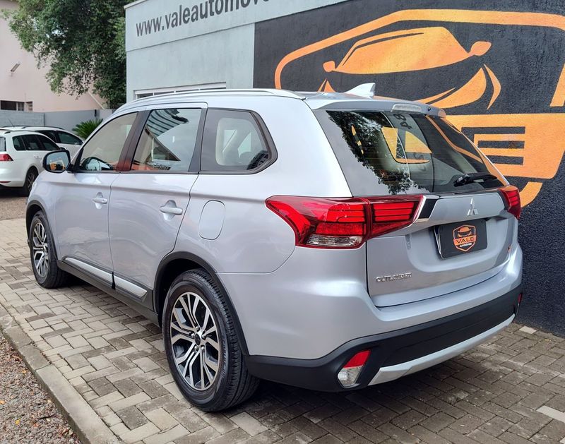 Mitsubishi OUTLANDER 2.0 16V 160cv 2016/2017 VALE AUTOMÓVEIS LAJEADO / Carros no Vale