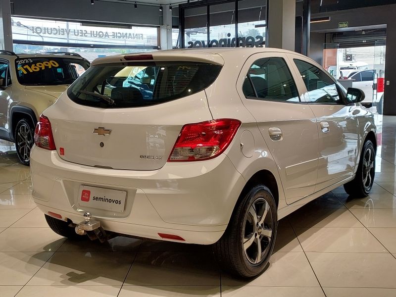 Chevrolet ONIX 1.0 MPFI LT 8V FLEX 4P MANUAL 2015/2016 BETIOLO NOVOS E SEMINOVOS LAJEADO / Carros no Vale