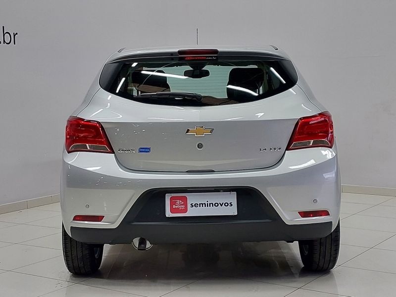 Chevrolet ONIX 1.4 MPFI LTZ 8V FLEX 4P MANUAL 2017/2018 BETIOLO NOVOS E SEMINOVOS LAJEADO / Carros no Vale