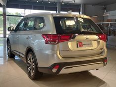 Mitsubishi OUTLANDER 2.2 MIVEC DI-D DIESEL HPE-S AWD AUTOMÁTICO 2019/2020 BETIOLO NOVOS E SEMINOVOS LAJEADO / Carros no Vale