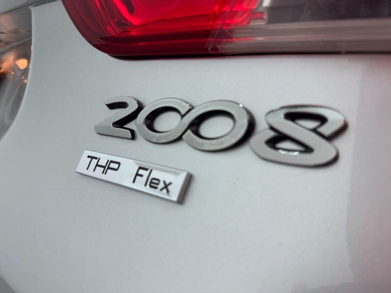 Peugeot 2008 1.6 16V FLEX GRIFFE 4P AUTOMÁTICO 2021/2021 BETIOLO NOVOS E SEMINOVOS LAJEADO / Carros no Vale