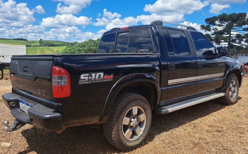 Chevrolet S10 2.8 EXECUTIVE 4X4 CD 12V TURBO ELECTRONIC INTERCOOLER DIESEL 4P MANUAL 2011/2011 CAMINHÕES & CAMIONETAS PASSO FUNDO / Carros no Vale