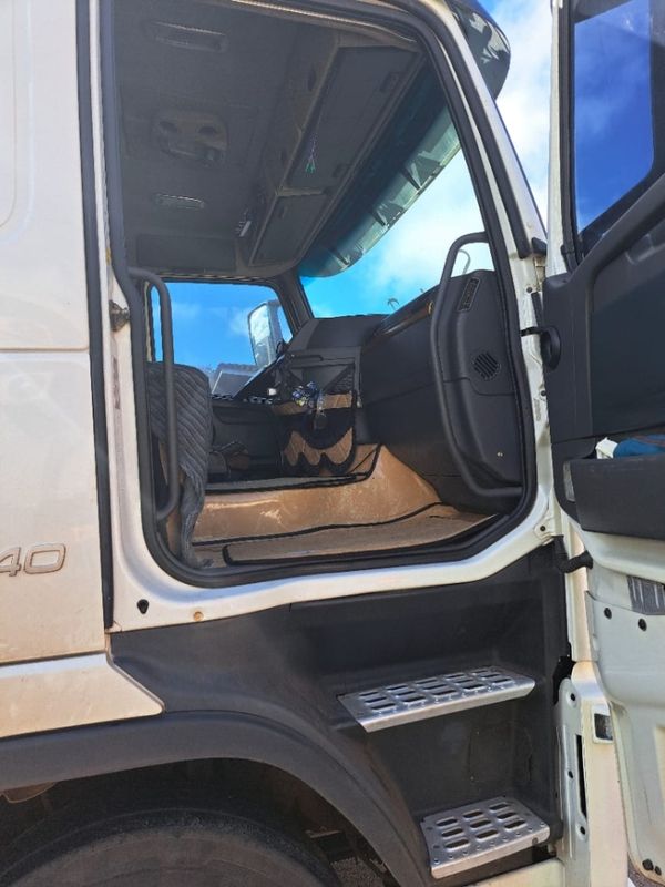 Volvo Fh 440 6×2 2p + Randon 2013 2011/2011 CAMINHÕES & CAMIONETAS PASSO FUNDO / Carros no Vale