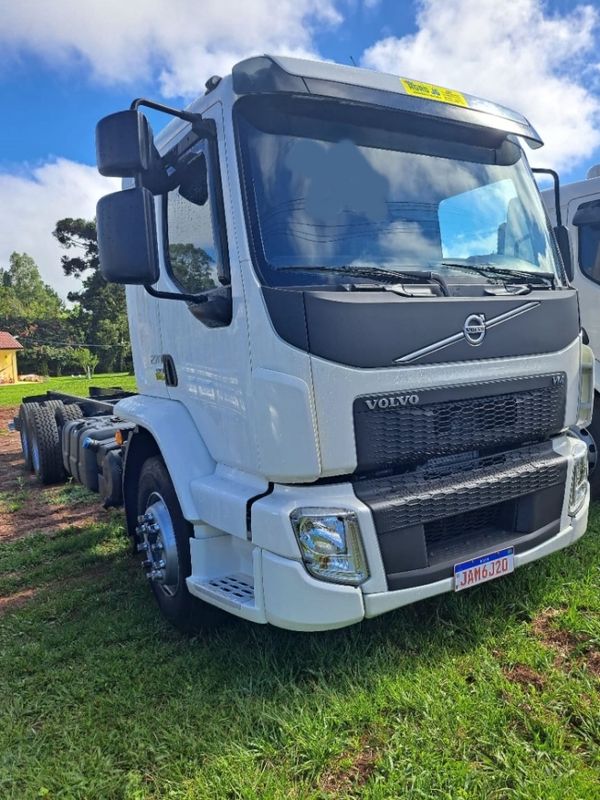 Volvo Vm 270 6×2 2p E5 Chassi 2020/2021 CAMINHÕES & CAMIONETAS PASSO FUNDO / Carros no Vale