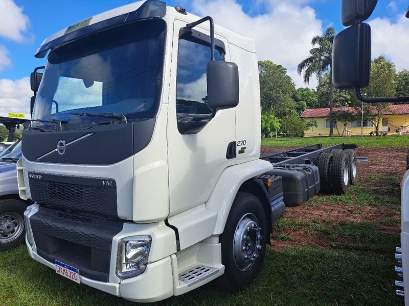 Volvo Vm 270 6×2 2p E5 Chassi 2020/2021 CAMINHÕES & CAMIONETAS PASSO FUNDO / Carros no Vale