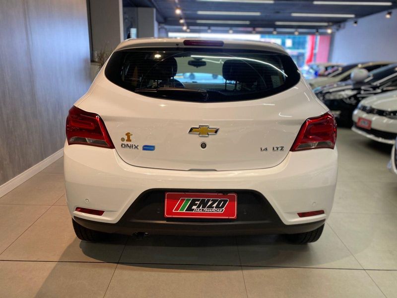 Chevrolet Onix 1.4MT LTZ 2017/2018 ENZO MULTIMARCAS CAXIAS DO SUL / Carros no Vale