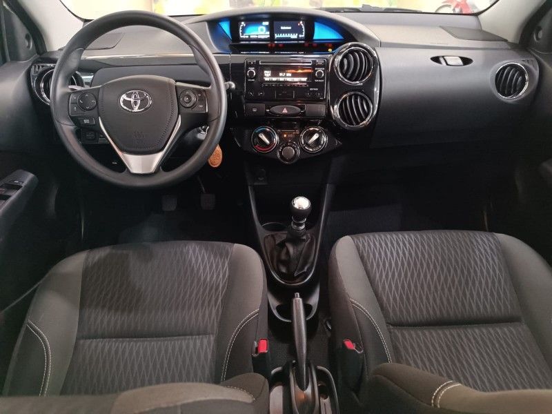 Toyota ETIOS XS 1.5 2018 HÉLIO AUTOMÓVEIS LAJEADO / Carros no Vale