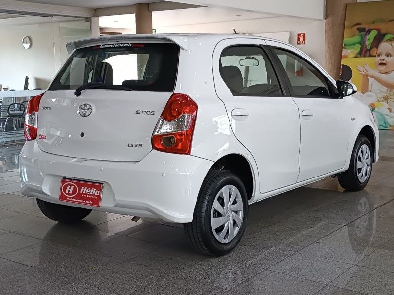 Toyota ETIOS XS 1.5 2018 HÉLIO AUTOMÓVEIS LAJEADO / Carros no Vale