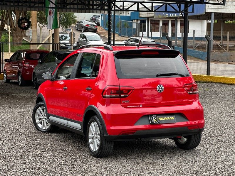 Volkswagen FOX TRACK 1.0 2018 NEUMANN VEÍCULOS ARROIO DO MEIO / Carros no Vale