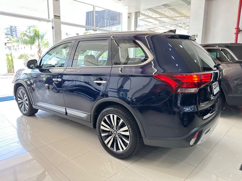 Mitsubishi Outlander Hpe-s 3.0 V6 4×4 2018/2019 COVEL VEICULOS ENCANTADO / Carros no Vale