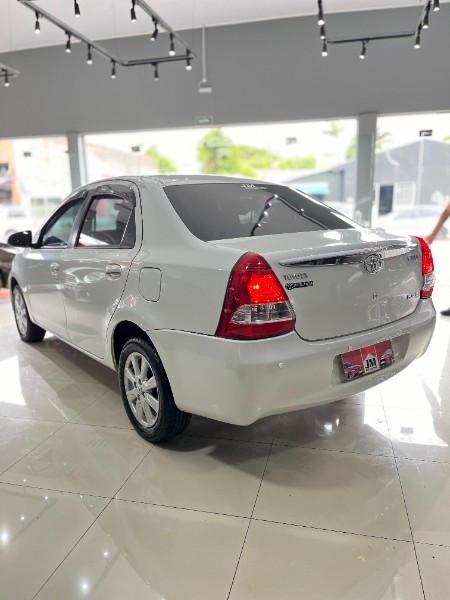 TOYOTA ETIOS 1.5 XLS 16V 2016/2017 JM AUTOMÓVEIS VENÂNCIO AIRES / Carros no Vale