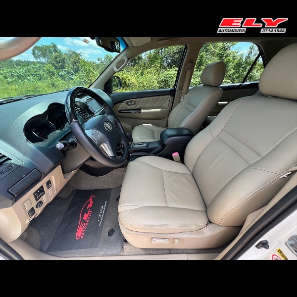 TOYOTA HILUX SW4 SRV D4-D 4X4 3.0 TDI DIES. AUT 2014/2014 ELY AUTOMÓVEIS LAJEADO / Carros no Vale