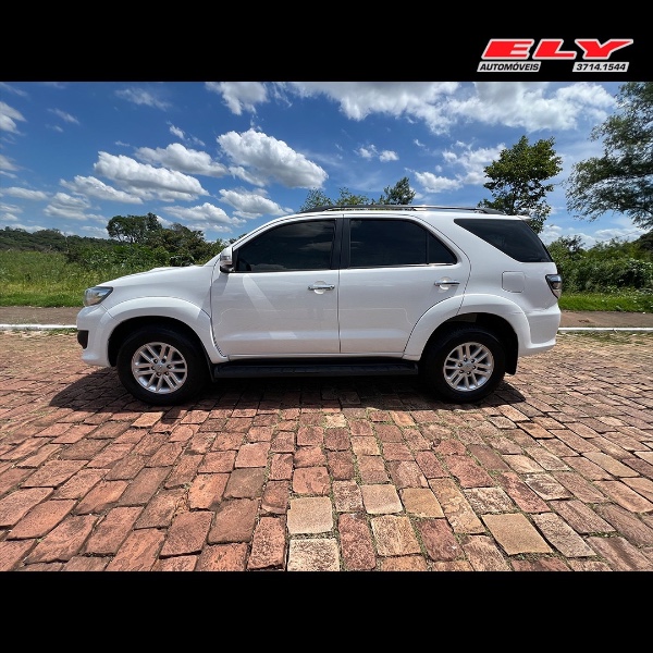 TOYOTA HILUX SW4 SRV D4-D 4X4 3.0 TDI DIES. AUT 2014/2014 ELY AUTOMÓVEIS LAJEADO / Carros no Vale