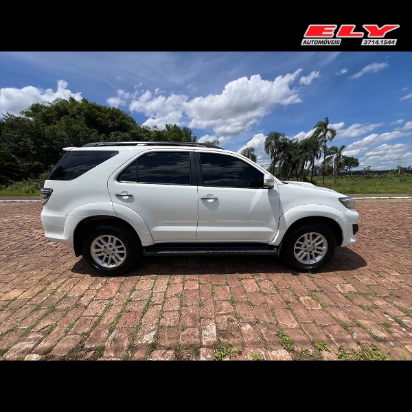 TOYOTA HILUX SW4 SRV D4-D 4X4 3.0 TDI DIES. AUT 2014/2014 ELY AUTOMÓVEIS LAJEADO / Carros no Vale