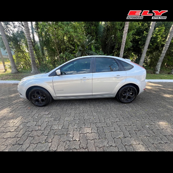 FORD FOCUS 2.0 TITANIUM 16V FLEX 4P AUTOMÁTICO 2013/2013 ELY AUTOMÓVEIS LAJEADO / Carros no Vale