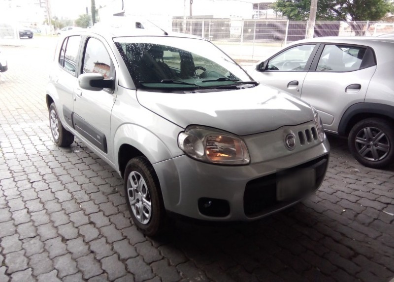 FIAT UNO VIVACE 1.0 2013/2013 TS VEÍCULOS ANTA GORDA / Carros no Vale