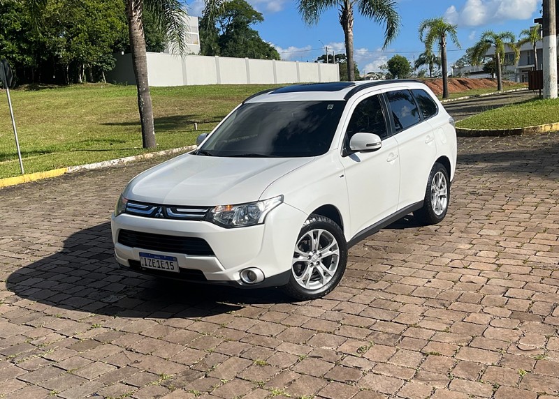 MITSUBISHI OUTLANDER 4X4 3.0 V6 24V 2014/2015 BOSCO AUTOMÓVEIS GUAPORÉ / Carros no Vale