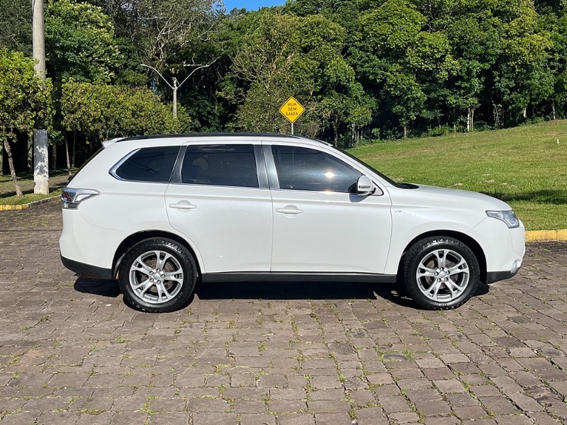 MITSUBISHI OUTLANDER 4X4 3.0 V6 24V 2014/2015 BOSCO AUTOMÓVEIS GUAPORÉ / Carros no Vale