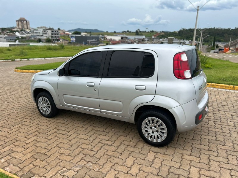 FIAT UNO VIVACE CELEB. 1.0 EVO F.FLEX 8V 5P 2010/2011 NEURI VEÍCULOS LAJEADO / Carros no Vale