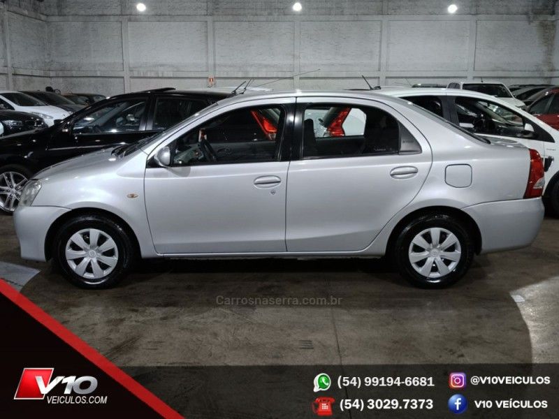 TOYOTA ETIOS 1.5 XS 16V 2013/2013 V10 VEÍCULOS CAXIAS DO SUL / Carros no Vale