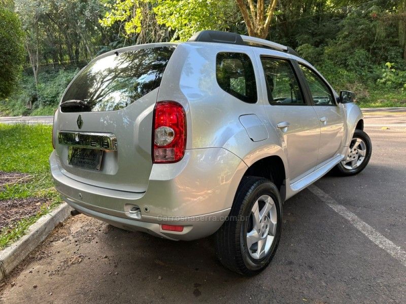 RENAULT DUSTER 1.6 DYNAMIQUE 4X2 16V 2013/2014 KASPER VEÍCULOS DOIS IRMÃOS / Carros no Vale