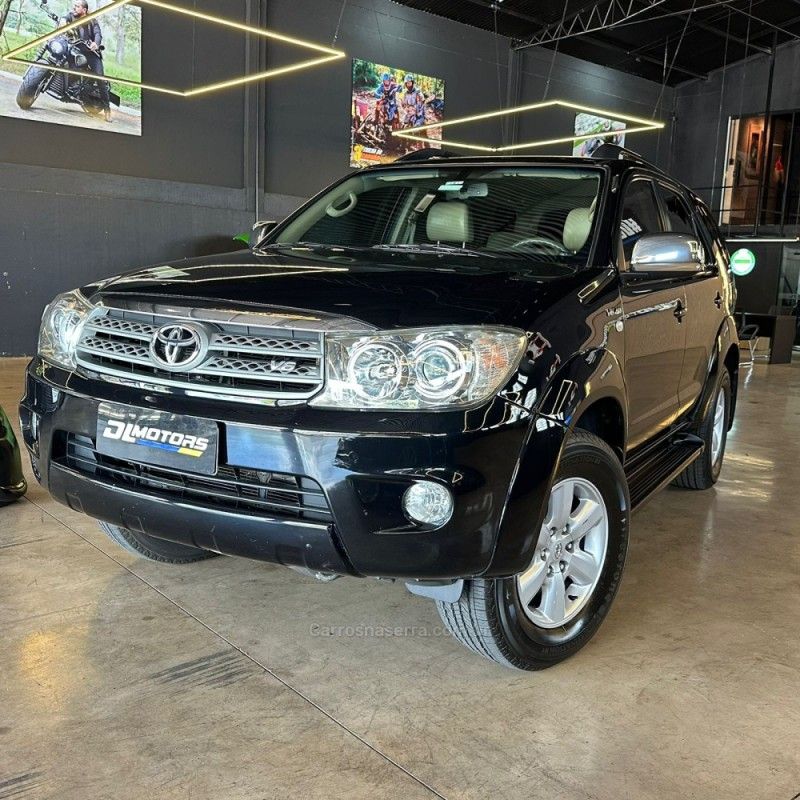 TOYOTA HILUX SW4 4.0 SRX 4X4 7 LUGARES V6 24V 2009/2009 DL MOTORS LAJEADO / Carros no Vale