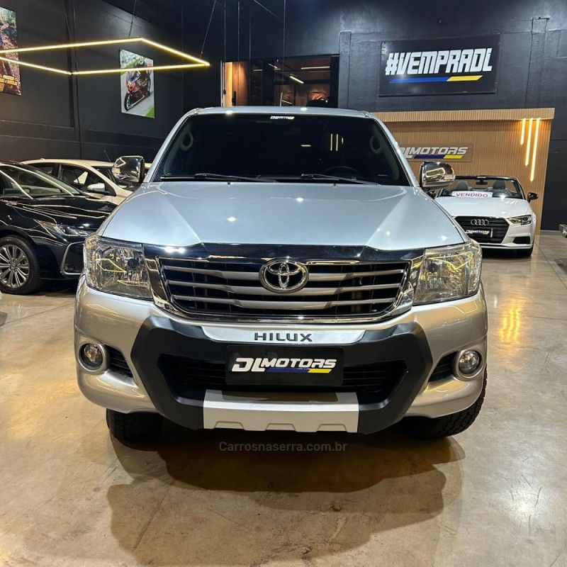 TOYOTA HILUX 2.7 SRV 4X4 CD 16V 2015/2015 DL MOTORS LAJEADO / Carros no Vale